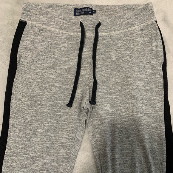 AMERICAN EAGLE SKINNY SLOUCH JOGGERS - Picture 2 of 5